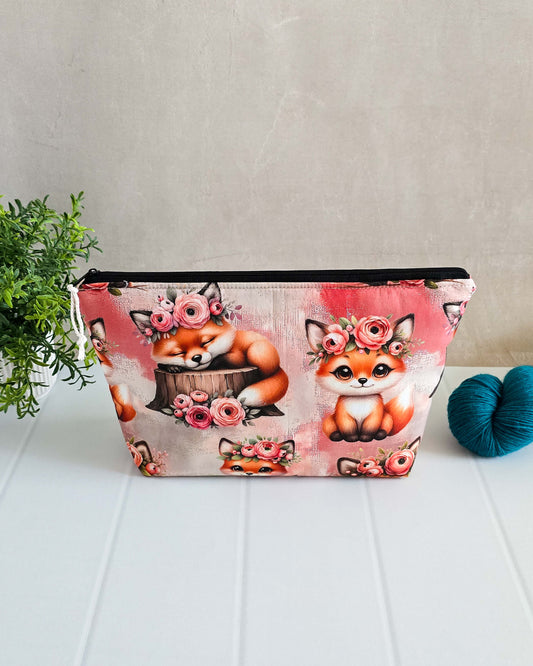 Handgenähte Projekttasche Foxy Blooms mit Fuchsmotiv und Blumenkranz
