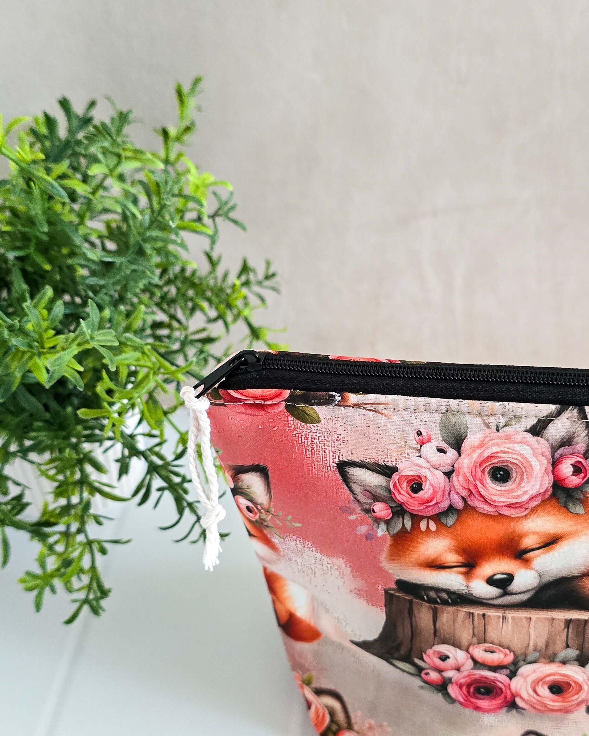 Handgenähte Projekttasche Foxy Blooms mit Fuchsmotiv und Blumenkranz