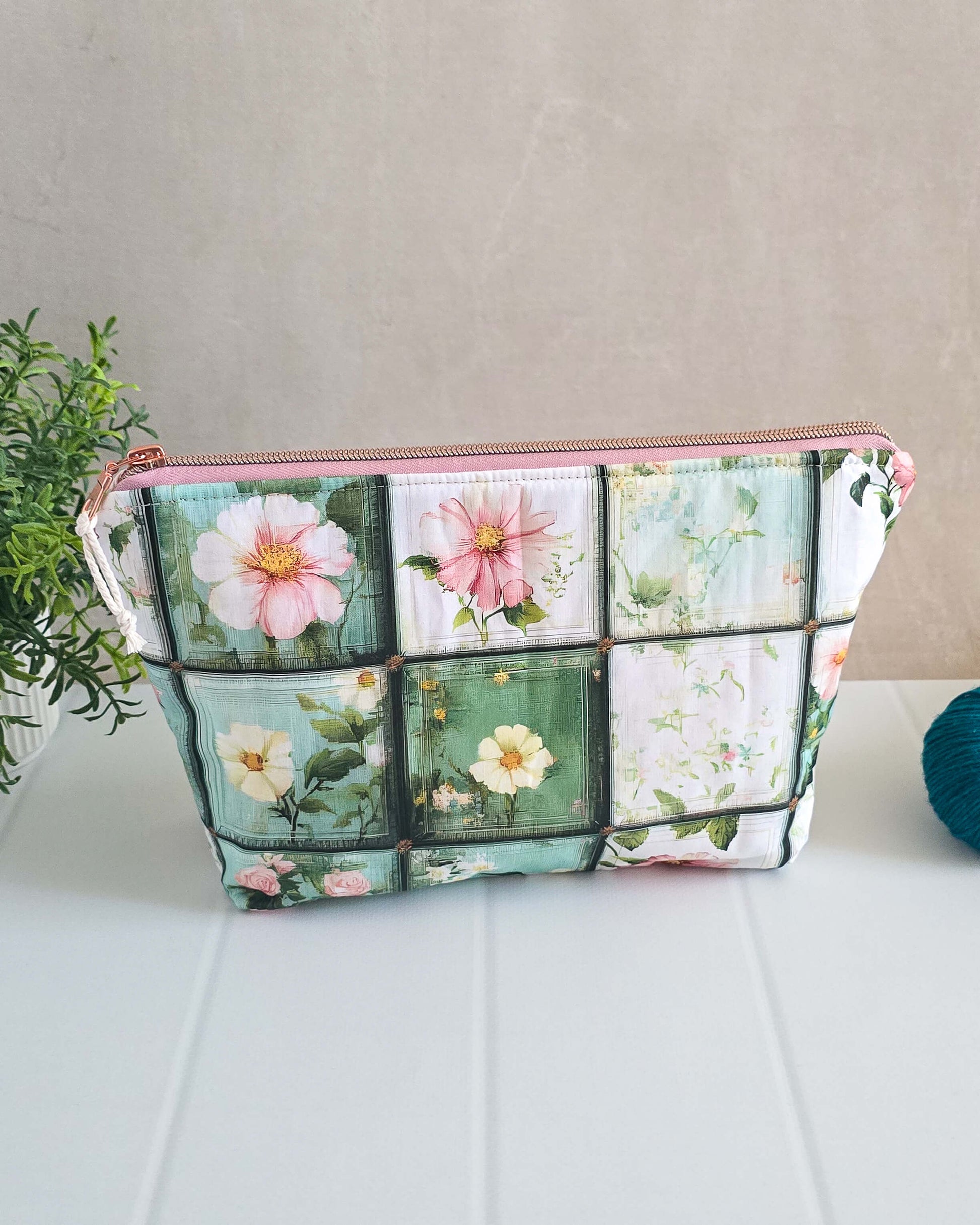 Handgenähte Projekttasche Knit n Keep Garden View mit Blumenmuster