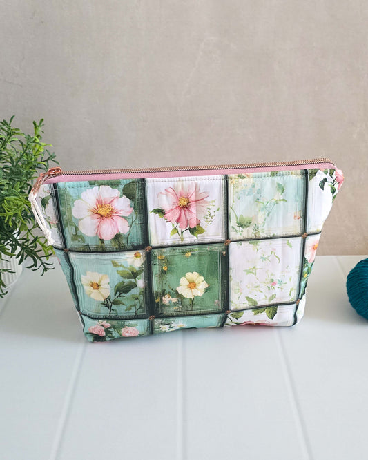 Handgenähte Projekttasche Knit n Keep Garden View mit Blumenmuster