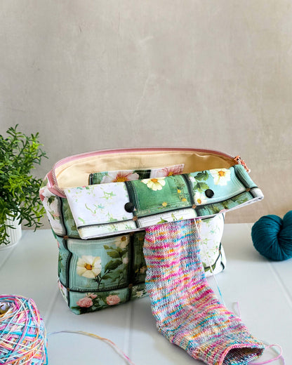 Handgenähte Projekttasche Knit n Keep Garden View mit Blumenmuster