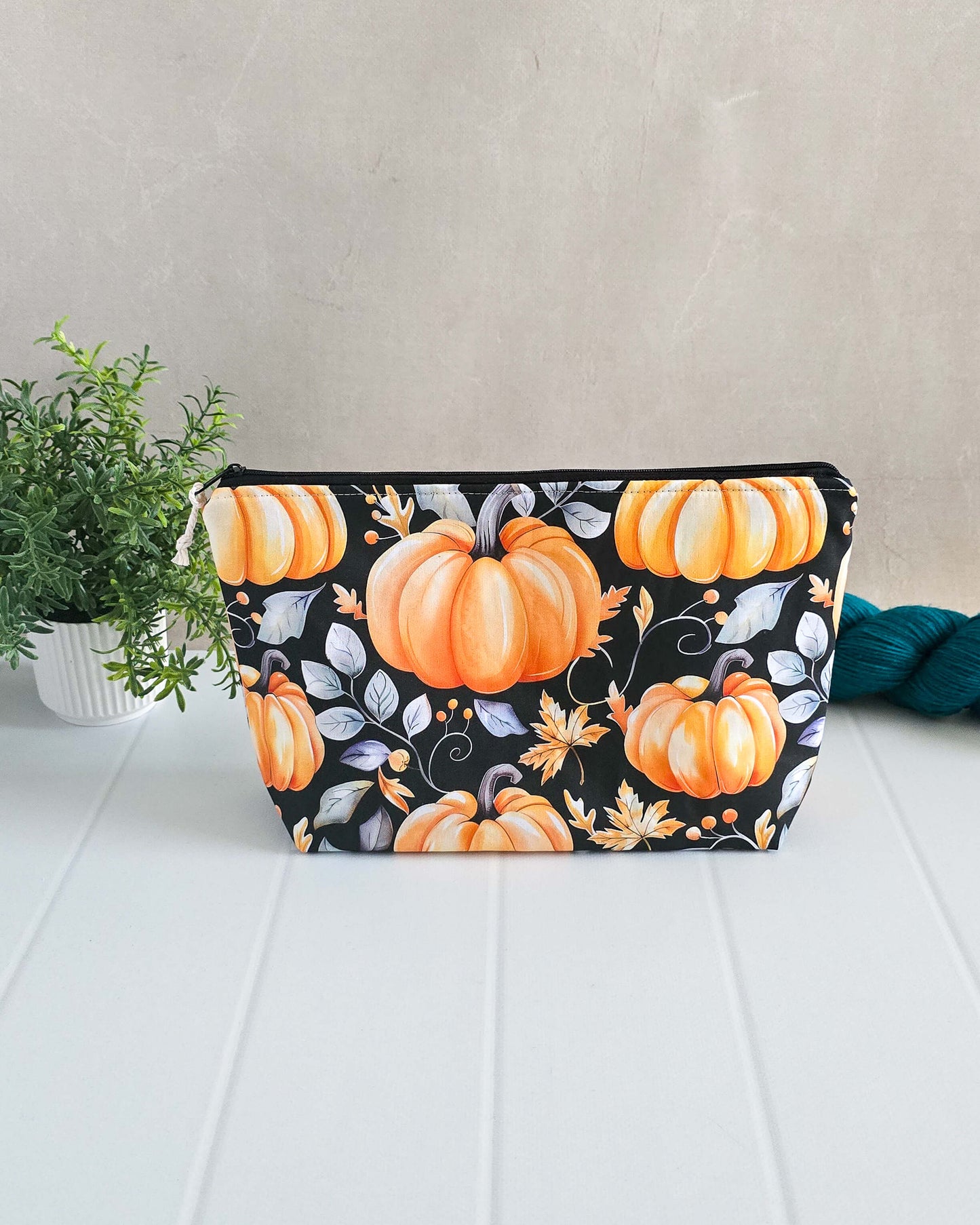 Projekttasche Golden Pumpkin – Kürbisse & Herbstblätter auf Schwarz