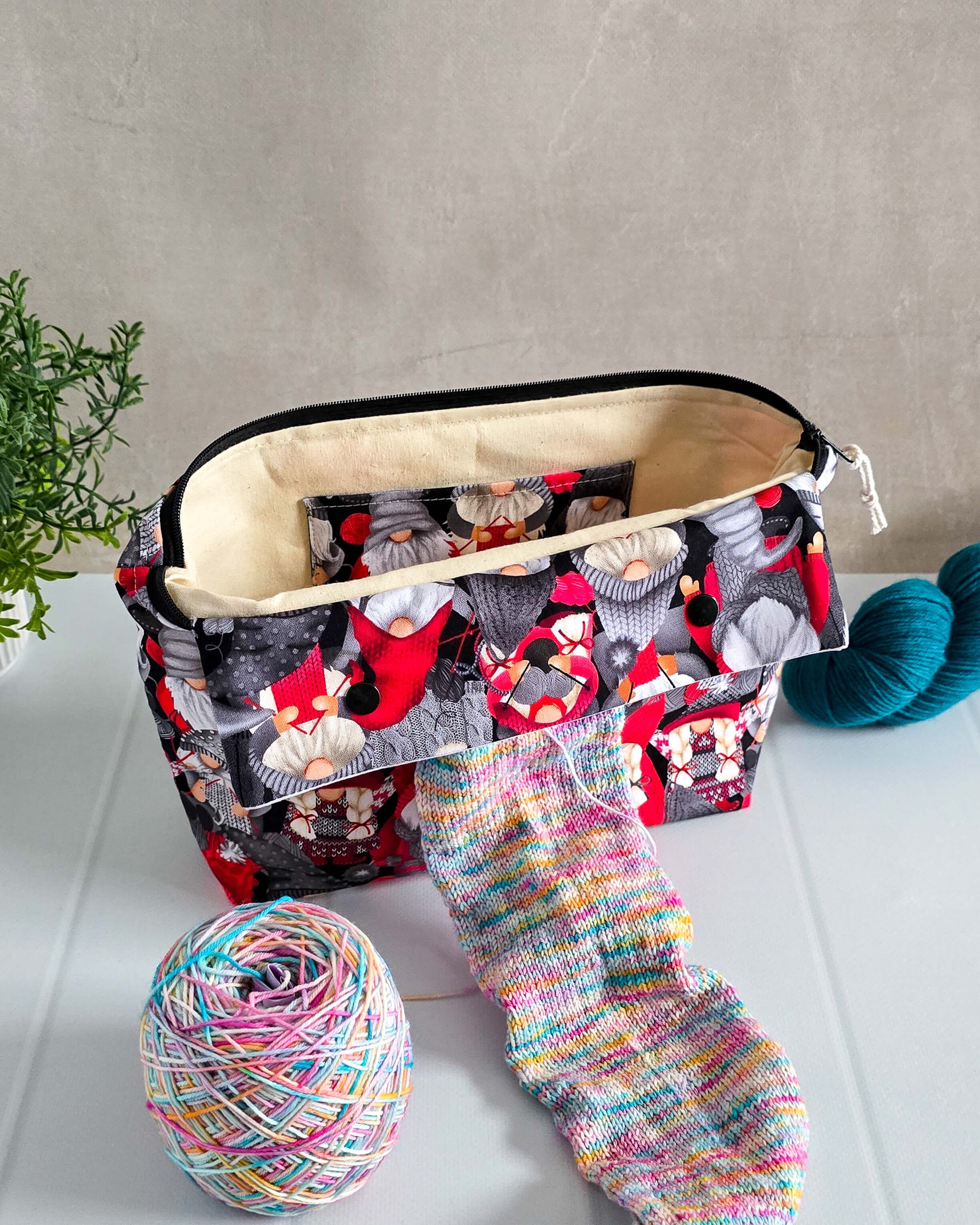 Handgenähte Projekttasche mit Weihnachtswichteln in Rot, Grau und Schwarz