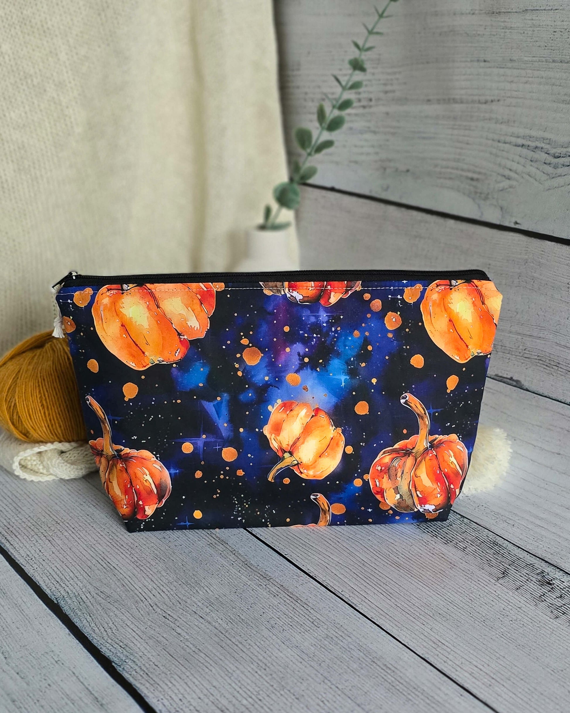 Knit’n Keep Projekttasche „Pumpkin Galaxy“ – Halloween Edition - Nadelmikado - handgenäht aus Bayern