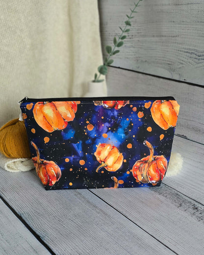 Knit’n Keep Projekttasche „Pumpkin Galaxy“ – Halloween Edition - Nadelmikado - handgenäht aus Bayern