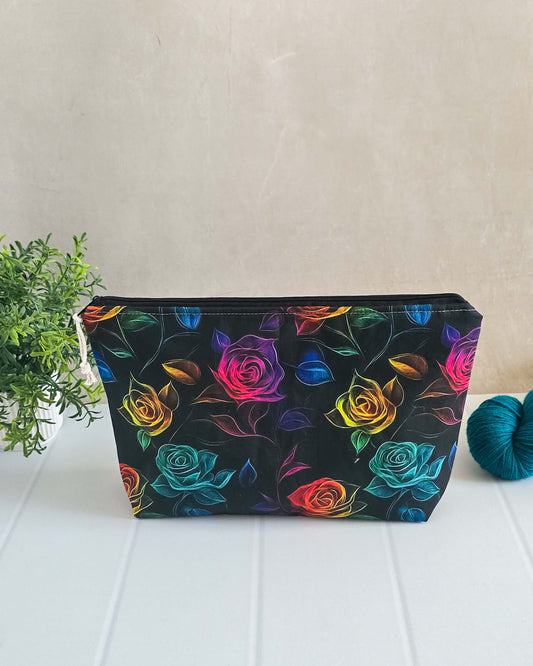 Handgenähte Projekttasche Rainbow Roses mit bunten Rosen auf schwarzem Stoff