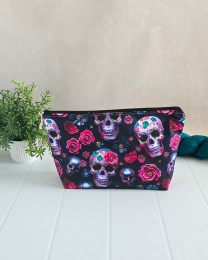 Projekttasche Sugar Skull – Totenköpfe & Rosen im Día-de-los-Muertos-Stil