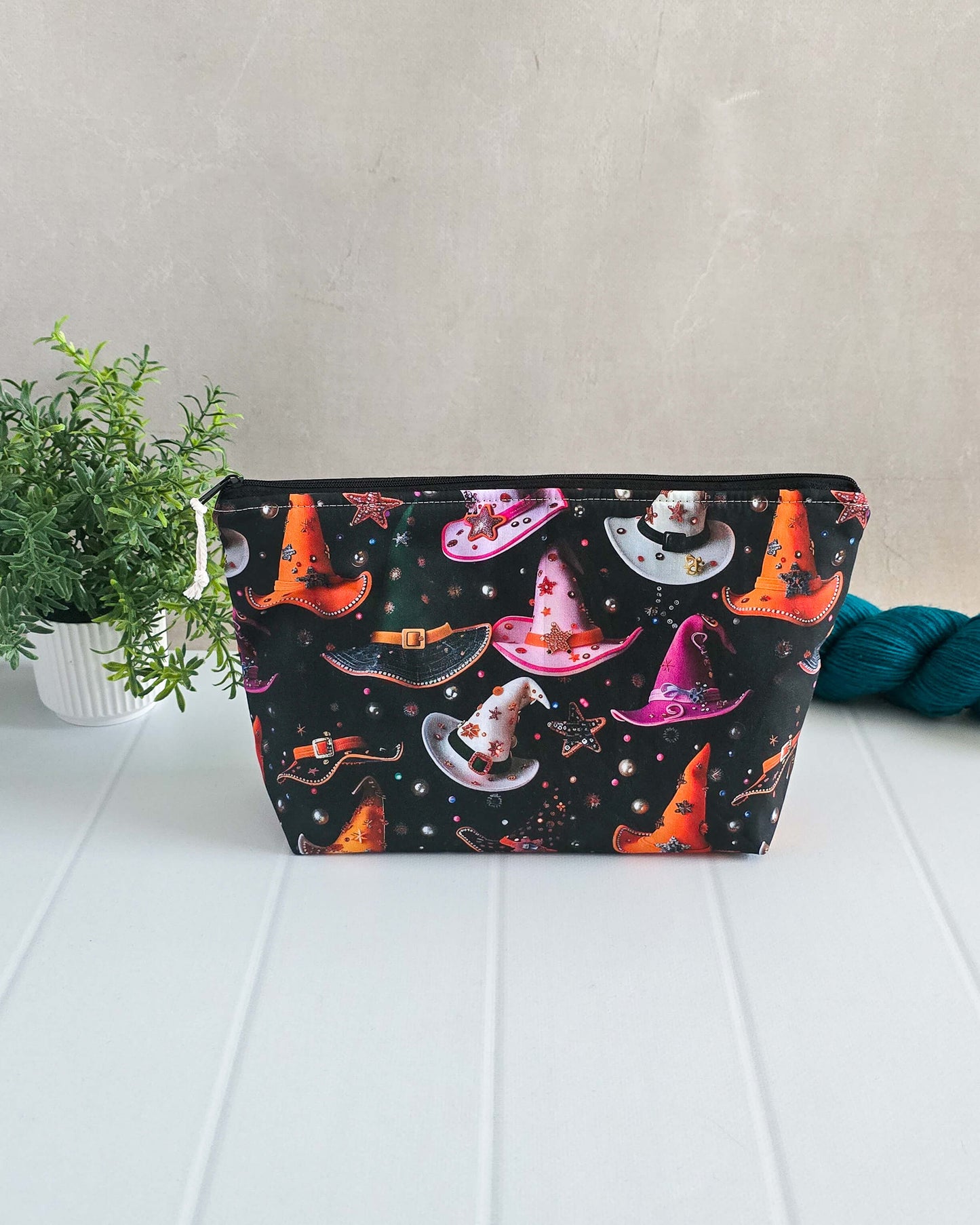 Projekttasche Witch Hats – Bunte Hexenhüte & Sterne auf Schwarz