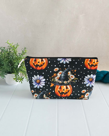 Projekttasche Witchy Bloom – Kürbisse, Hexenhut & Gänseblümchen