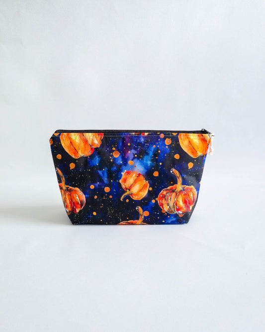 Handgemachte Projekttasche „Pumpkin Galaxy“ mit Nadelgarage & Innentasche – Kürbis Galaxy Design, Platz für 200 g Garn, ideal für Strick & Häkeln.