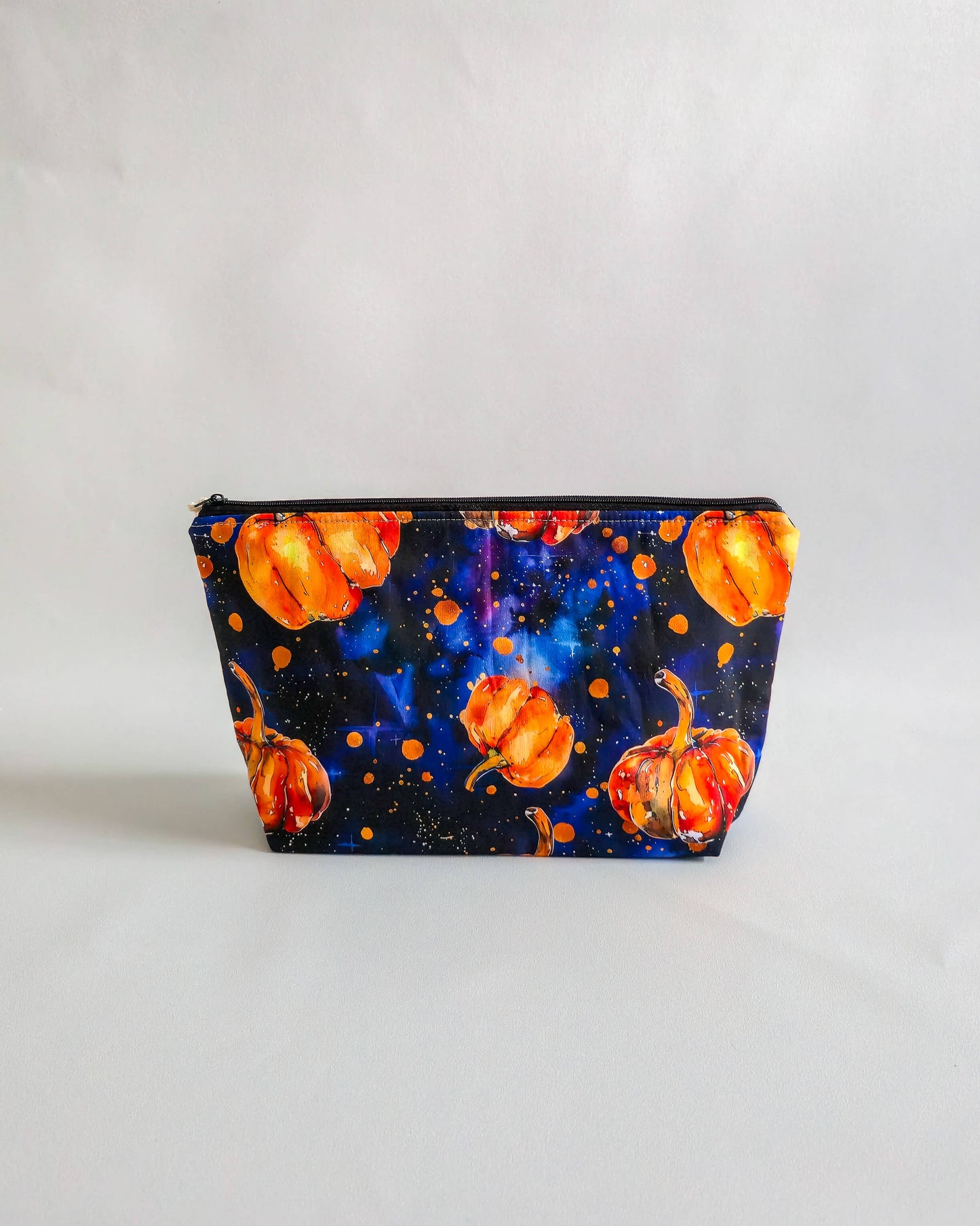 Handgemachte Projekttasche „Pumpkin Galaxy“ mit Nadelgarage & Innentasche – Kürbis Galaxy Design, Platz für 200 g Garn, ideal für Strick & Häkeln.