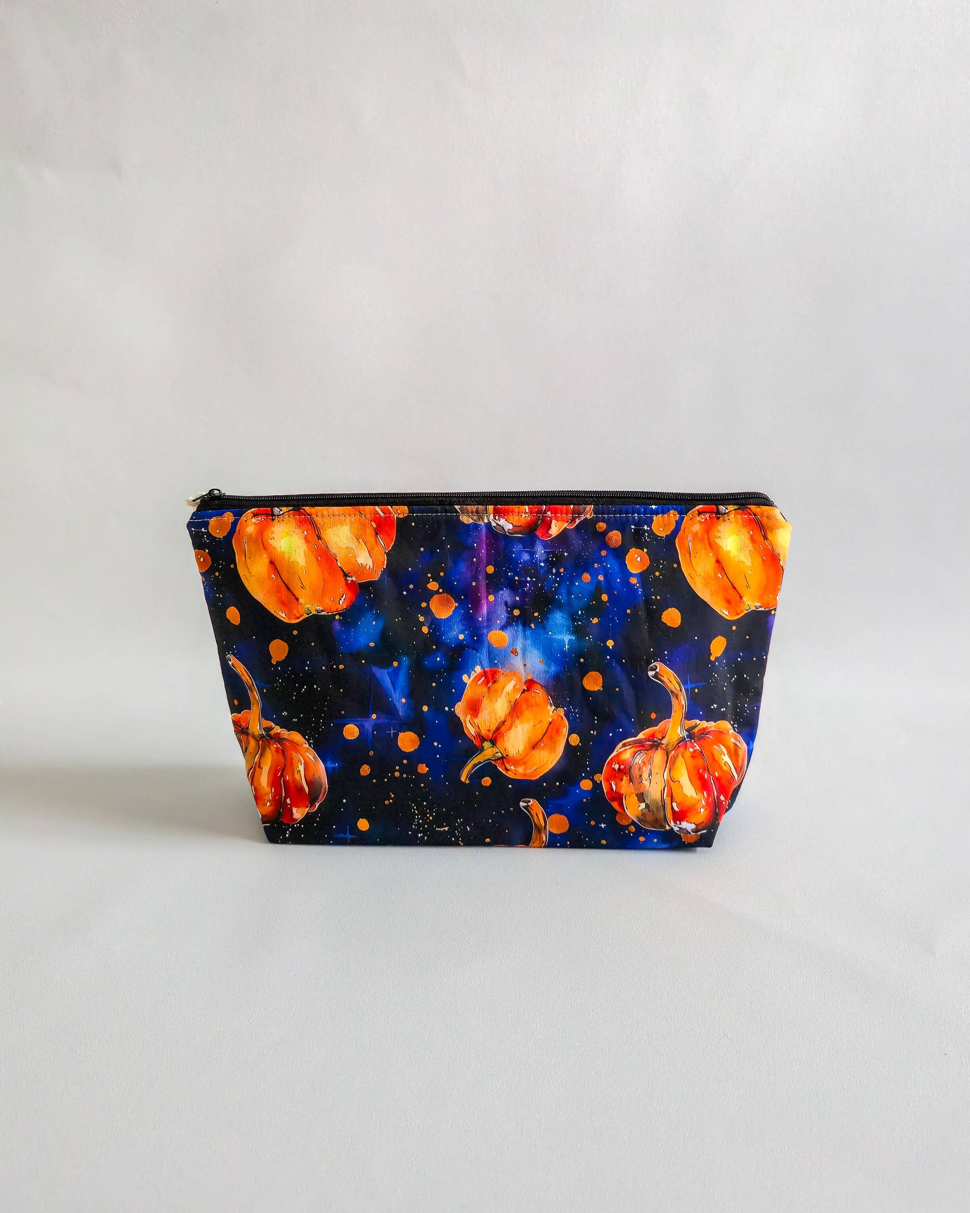 Handgemachte Projekttasche „Pumpkin Galaxy“ mit Nadelgarage & Innentasche – Kürbis Galaxy Design, Platz für 200 g Garn, ideal für Strick & Häkeln.