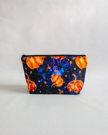 Handgemachte Projekttasche „Pumpkin Galaxy“ mit Nadelgarage & Innentasche – Kürbis Galaxy Design, Platz für 200 g Garn, ideal für Strick & Häkeln.
