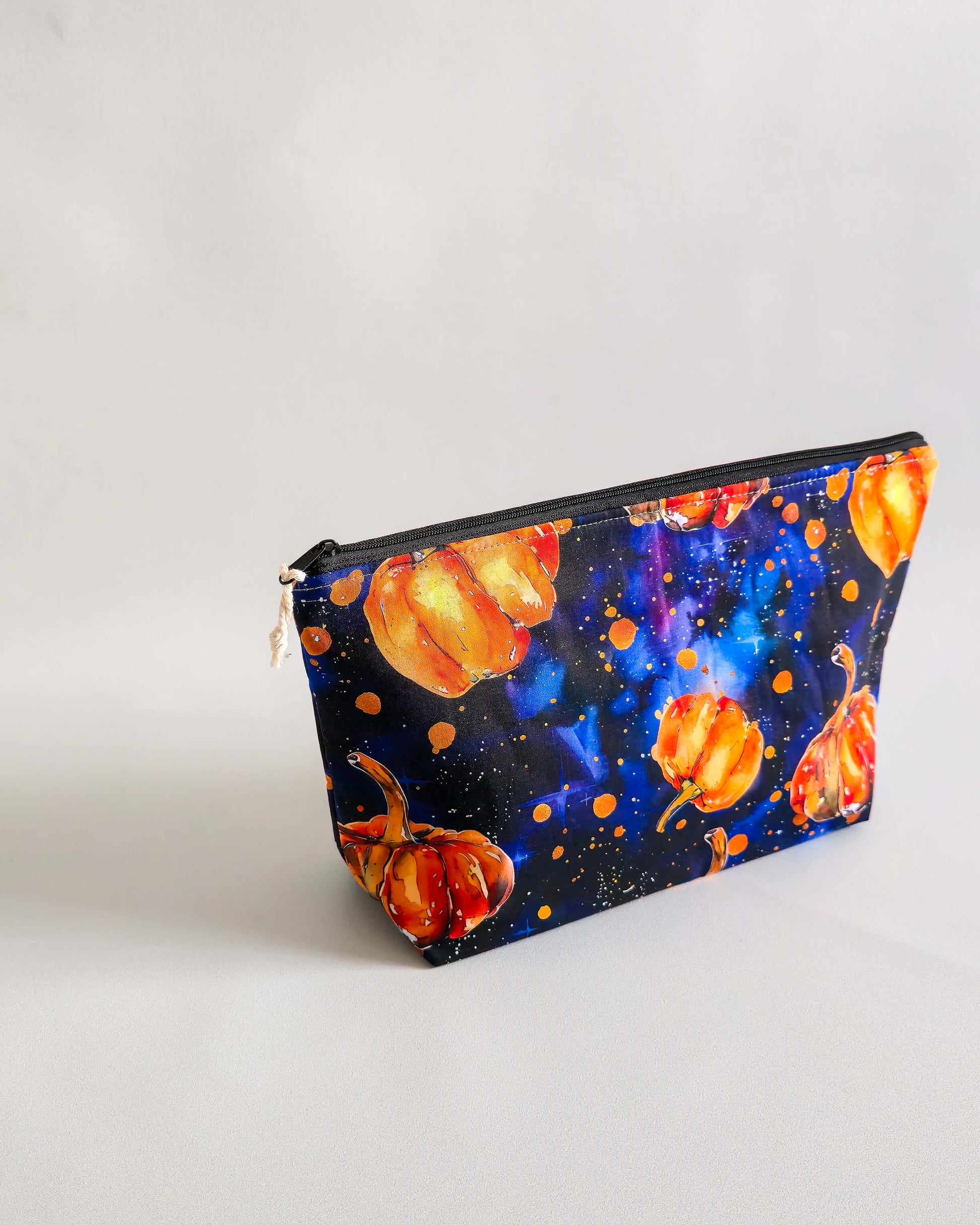 Handgemachte Projekttasche „Pumpkin Galaxy“ mit Nadelgarage & Innentasche – Kürbis Galaxy Design, Platz für 200 g Garn, ideal für Strick & Häkeln.