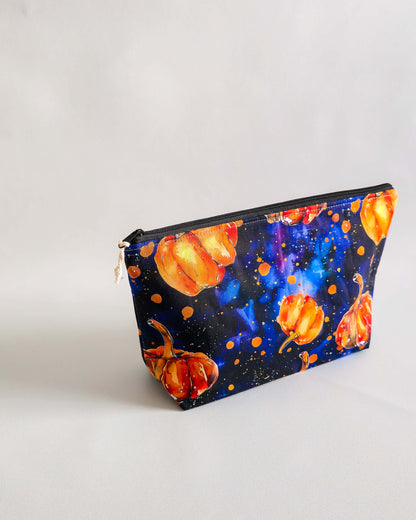 Handgemachte Projekttasche „Pumpkin Galaxy“ mit Nadelgarage & Innentasche – Kürbis Galaxy Design, Platz für 200 g Garn, ideal für Strick & Häkeln.