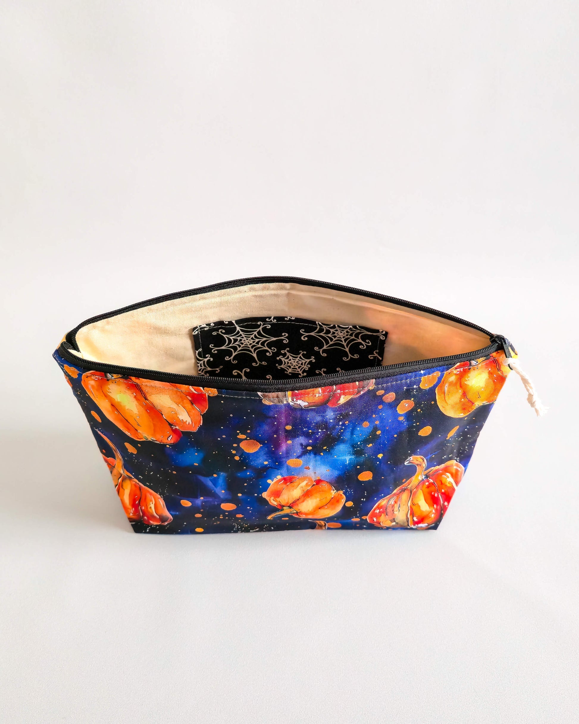 Handgemachte Projekttasche „Pumpkin Galaxy“ mit Nadelgarage & Innentasche – Kürbis Galaxy Design, Platz für 200 g Garn, ideal für Strick & Häkeln.