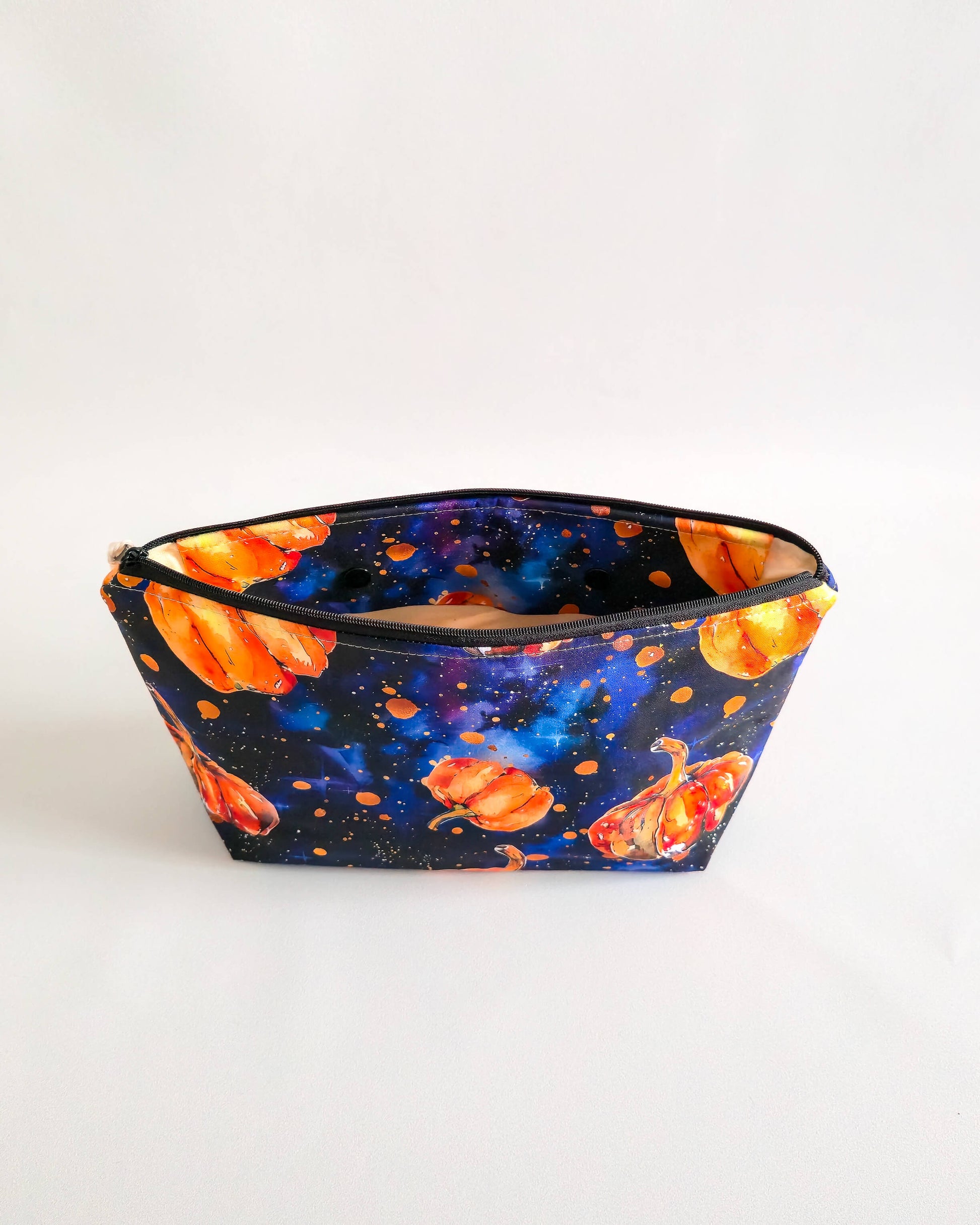 Handgemachte Projekttasche „Pumpkin Galaxy“ mit Nadelgarage & Innentasche – Kürbis Galaxy Design, Platz für 200 g Garn, ideal für Strick & Häkeln.