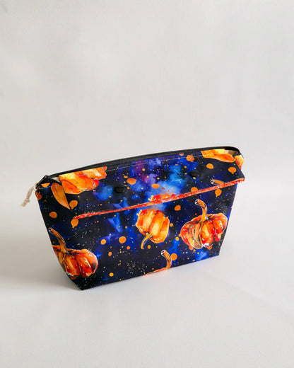 Handgemachte Projekttasche „Pumpkin Galaxy“ mit Nadelgarage & Innentasche – Kürbis Galaxy Design, Platz für 200 g Garn, ideal für Strick & Häkeln.