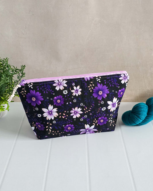 Projekttasche „Viola Night“ mit violettem Blumenmuster
