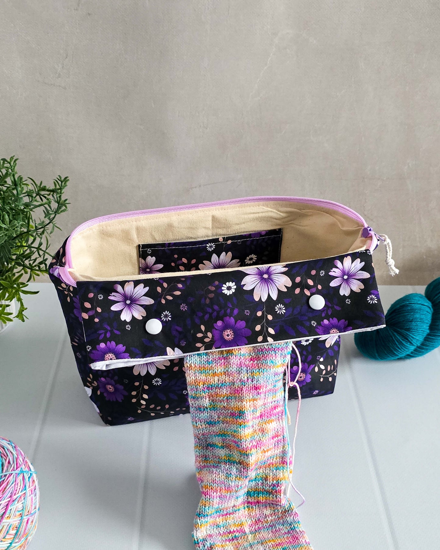 Projekttasche „Viola Night“ mit violettem Blumenmuster