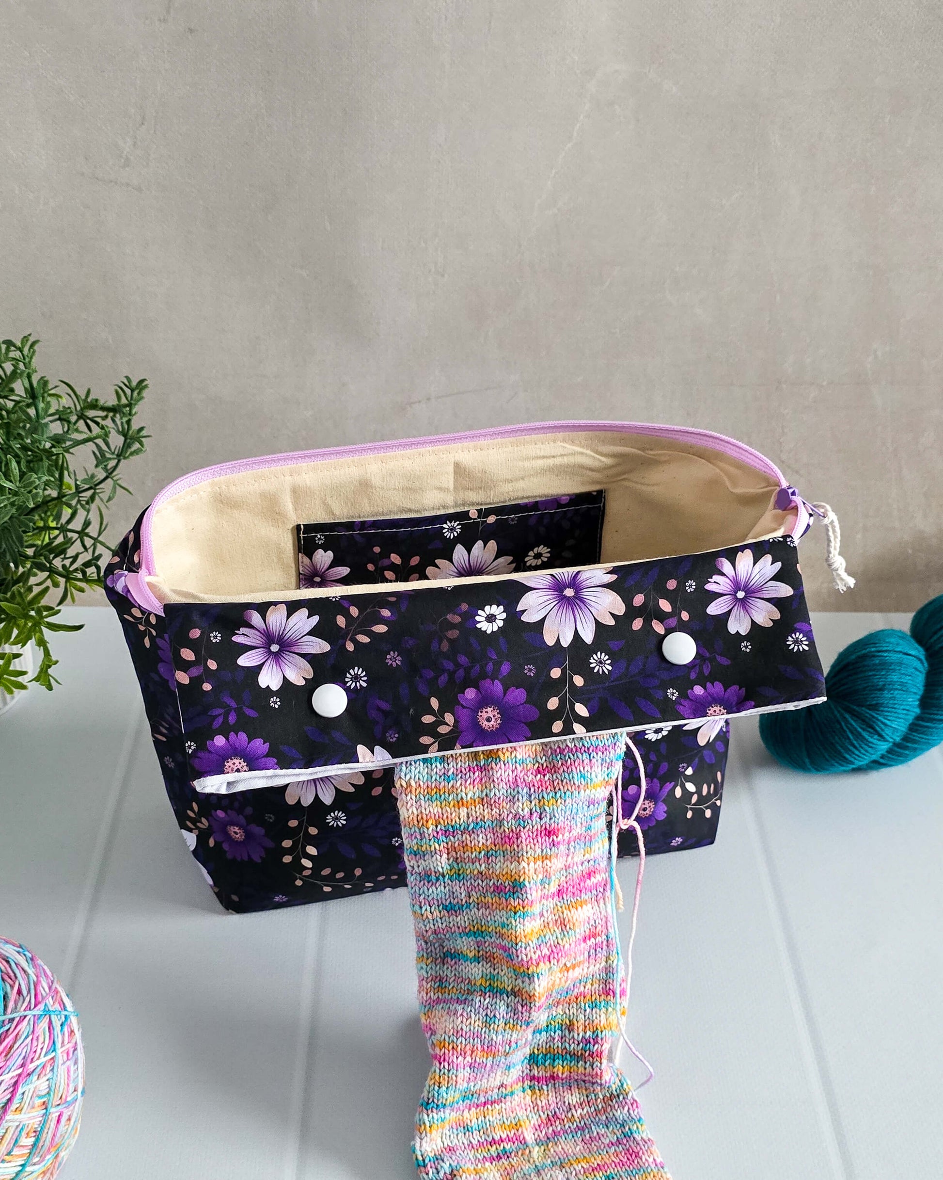Projekttasche „Viola Night“ mit violettem Blumenmuster
