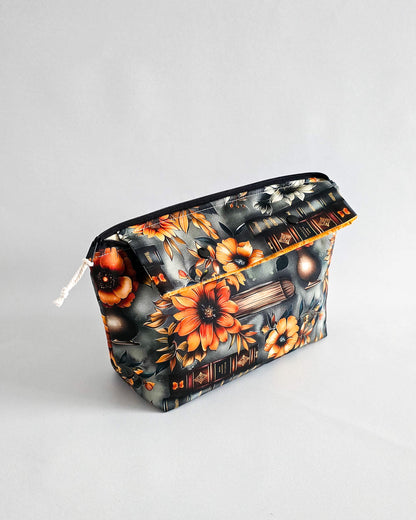 Projekttasche Herbst „Autumn Tales“ – Handmade Stricktasche mit Nadelgarage & Innentasche. Ideal zum Stricken, Häkeln & Aufbewahren von Garn.