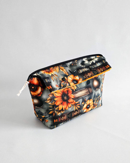 Projekttasche Herbst „Autumn Tales“ – Handmade Stricktasche mit Nadelgarage & Innentasche. Ideal zum Stricken, Häkeln & Aufbewahren von Garn.