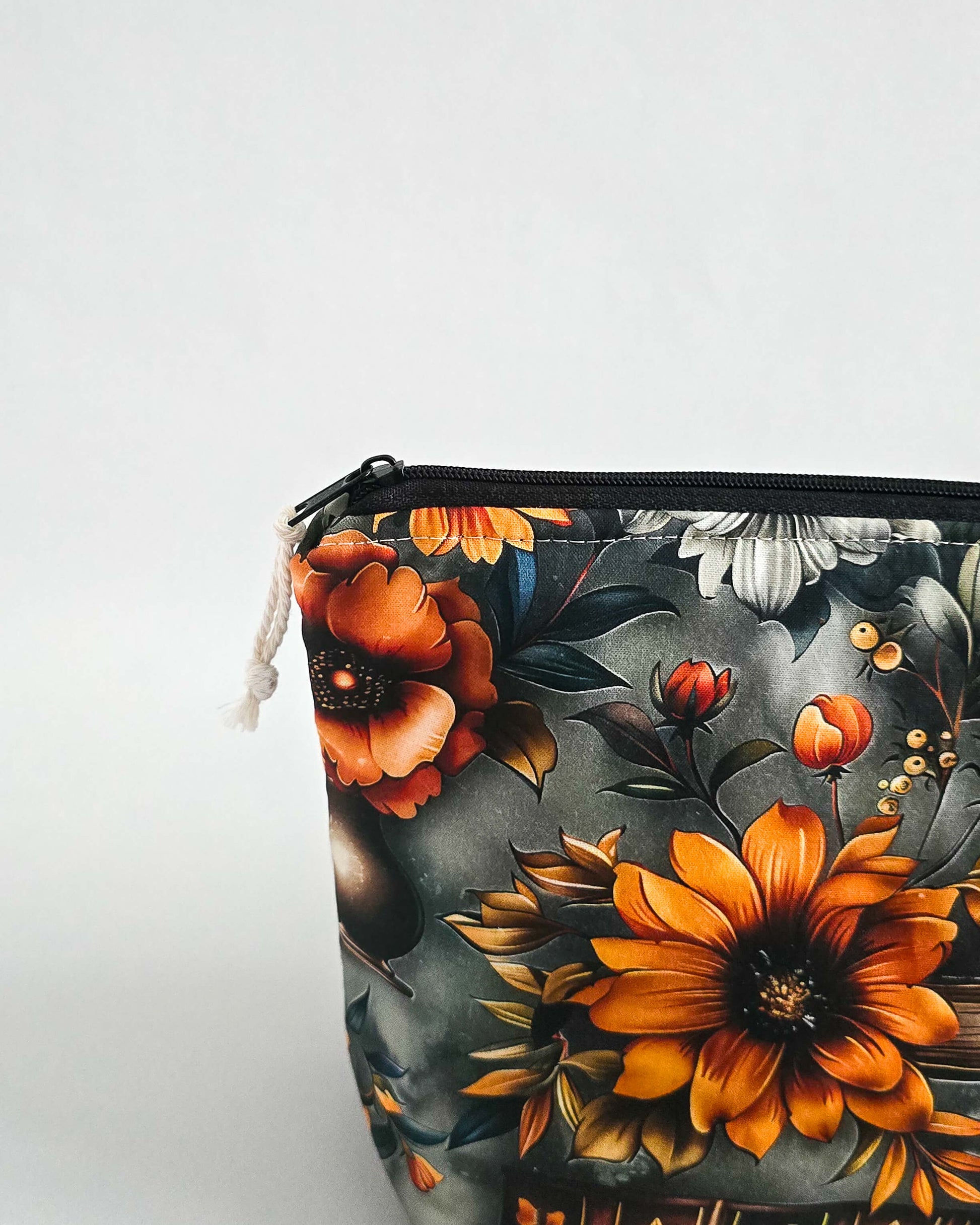 Projekttasche Herbst „Autumn Tales“ – Handmade Stricktasche mit Nadelgarage & Innentasche. Ideal zum Stricken, Häkeln & Aufbewahren von Garn.