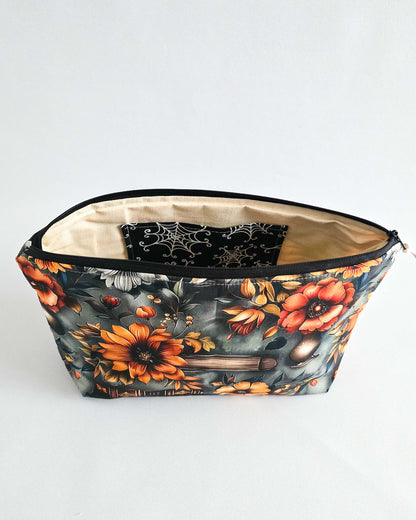 Projekttasche Herbst „Autumn Tales“ – Handmade Stricktasche mit Nadelgarage & Innentasche. Ideal zum Stricken, Häkeln & Aufbewahren von Garn.