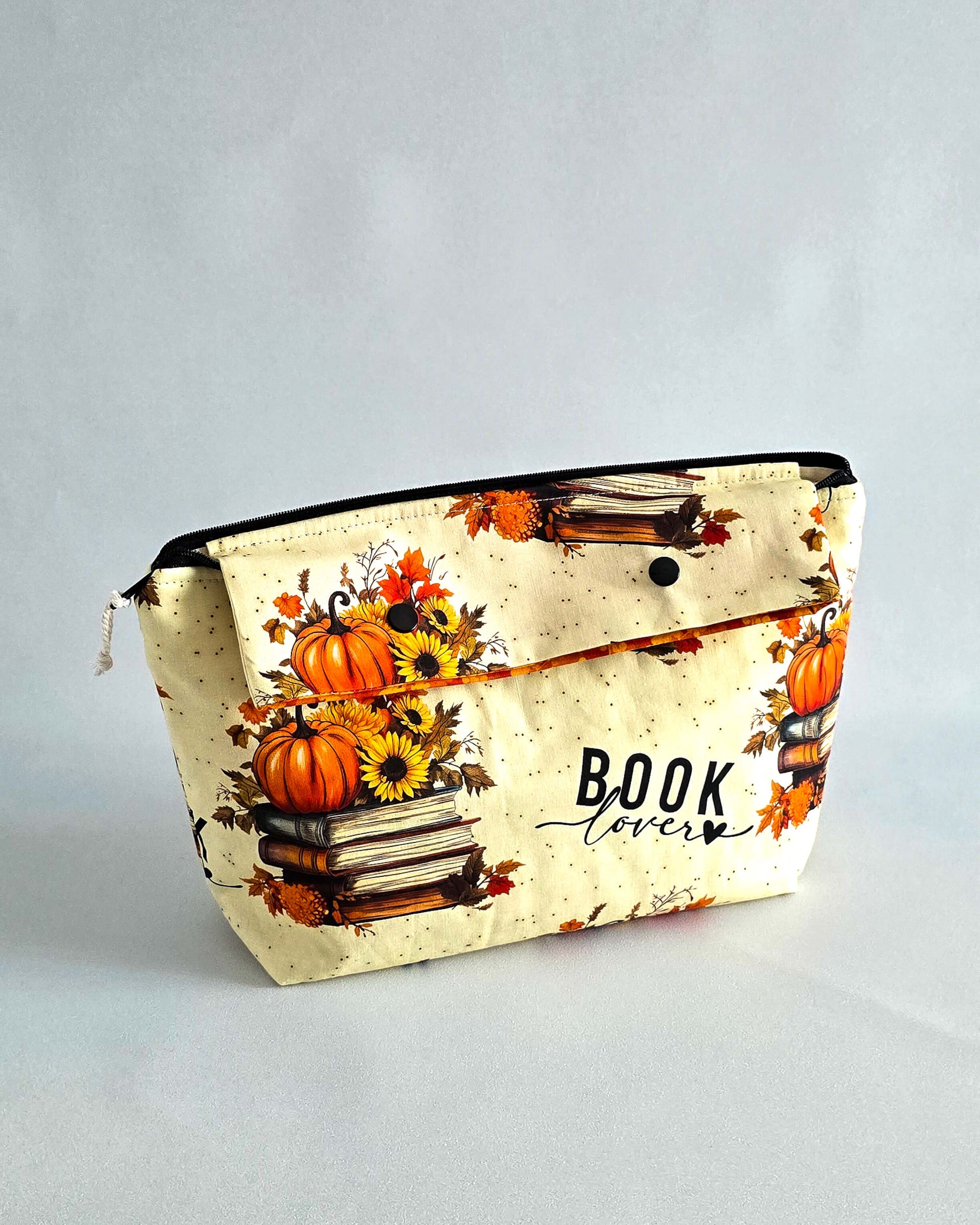 Projekttasche „Book Lover“ – Handmade Stricktasche mit Bücher-, Kürbis- & Sonnenblumenmotiv. Mit Nadelgarage für 15 cm & 20 cm Nadelspiele & Platz für 200 g Garn.