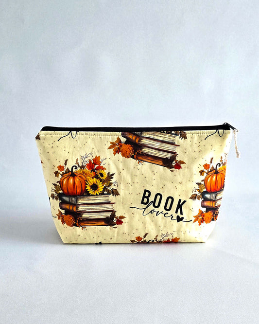 Projekttasche „Book Lover“ – Handmade Stricktasche mit Bücher-, Kürbis- & Sonnenblumenmotiv. Mit Nadelgarage für 15 cm & 20 cm Nadelspiele & Platz für 200 g Garn.