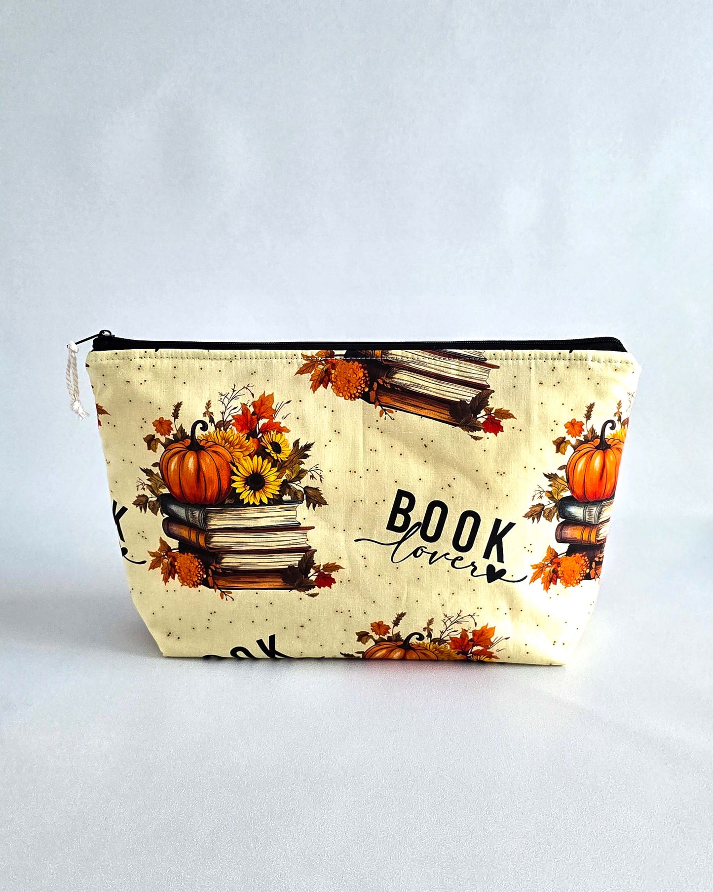 Projekttasche „Book Lover“ – Handmade Stricktasche mit Bücher-, Kürbis- & Sonnenblumenmotiv. Mit Nadelgarage für 15 cm & 20 cm Nadelspiele & Platz für 200 g Garn.