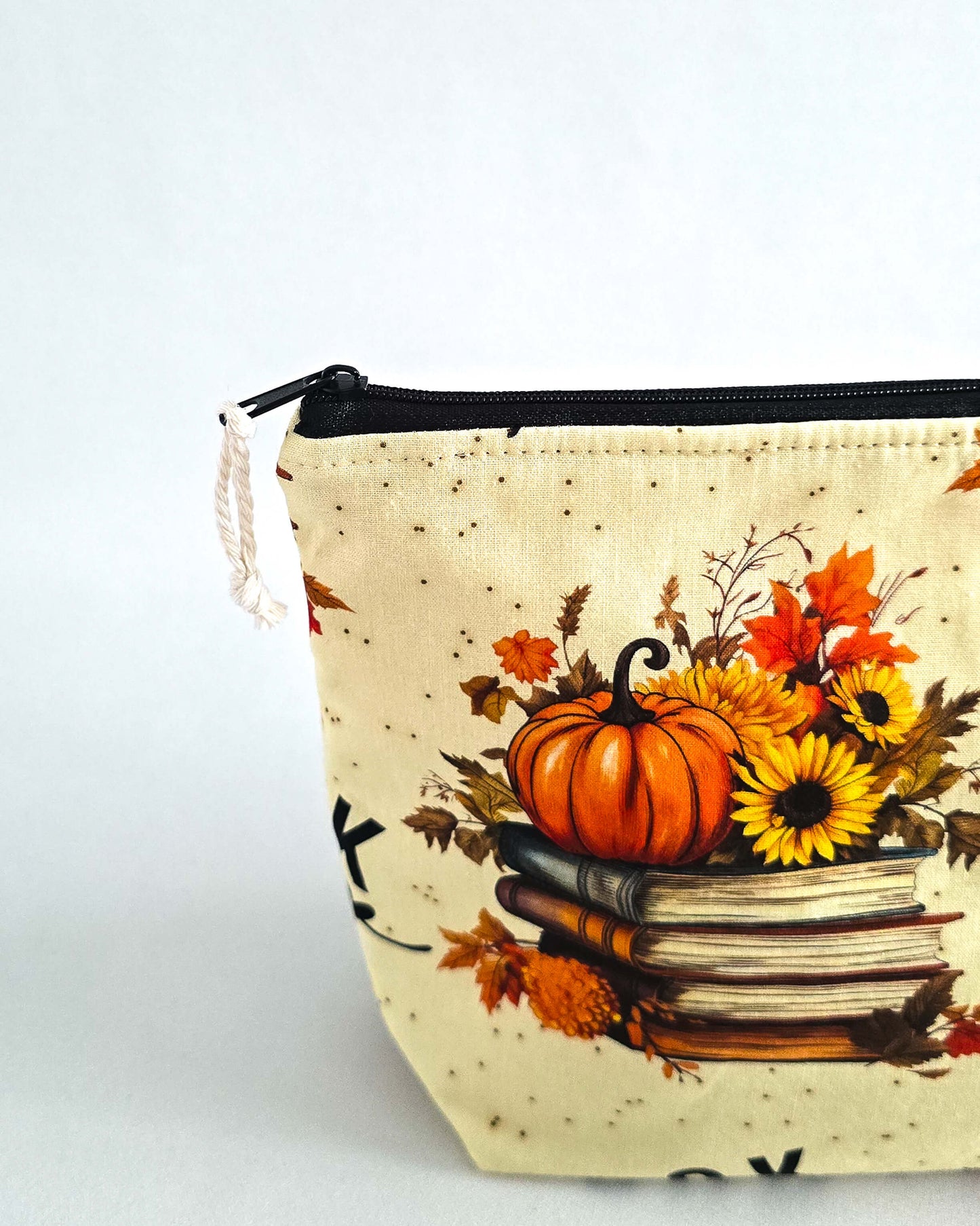 Projekttasche „Book Lover“ – Handmade Stricktasche mit Bücher-, Kürbis- & Sonnenblumenmotiv. Mit Nadelgarage für 15 cm & 20 cm Nadelspiele & Platz für 200 g Garn.