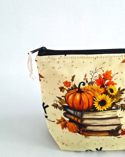 Projekttasche „Book Lover“ – Handmade Stricktasche mit Bücher-, Kürbis- & Sonnenblumenmotiv. Mit Nadelgarage für 15 cm & 20 cm Nadelspiele & Platz für 200 g Garn.