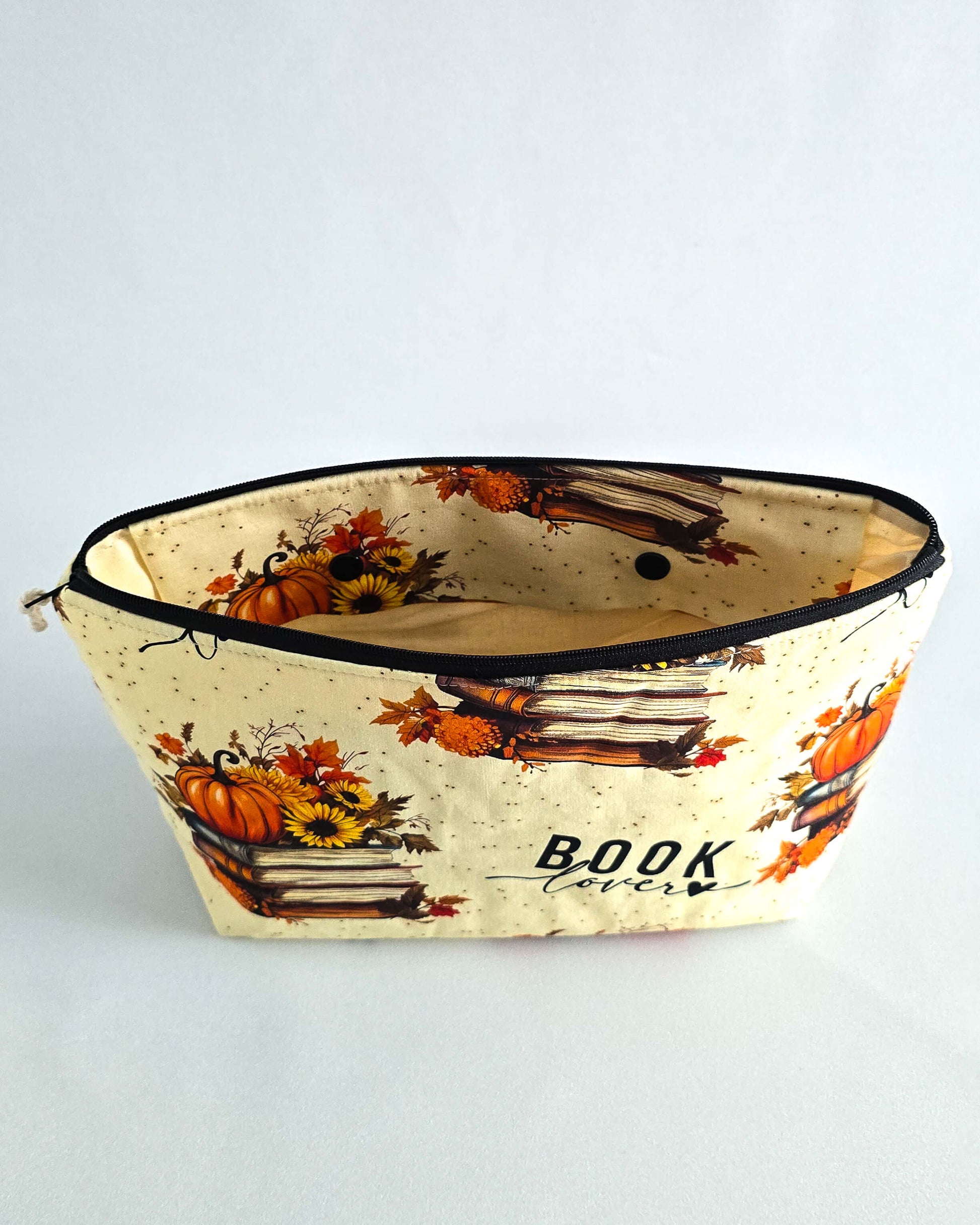 Projekttasche „Book Lover“ – Handmade Stricktasche mit Bücher-, Kürbis- & Sonnenblumenmotiv. Mit Nadelgarage für 15 cm & 20 cm Nadelspiele & Platz für 200 g Garn.