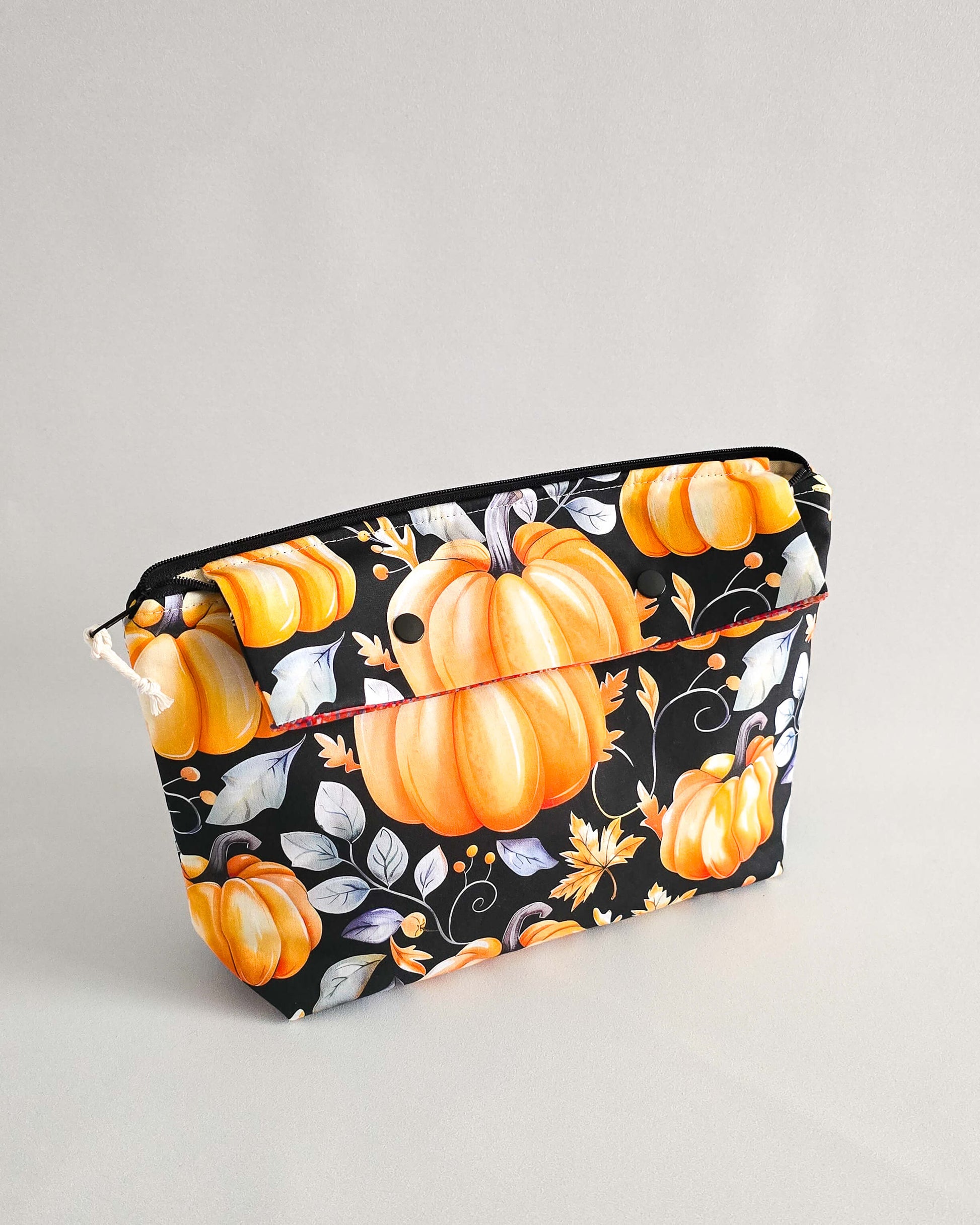 Handgemachte Projekttasche „Golden Pumpkin“ – Herbsttasche mit Kürbis-Print, Nadelgarage & Innentasche. Ideal für Strick- und Häkelprojekte.