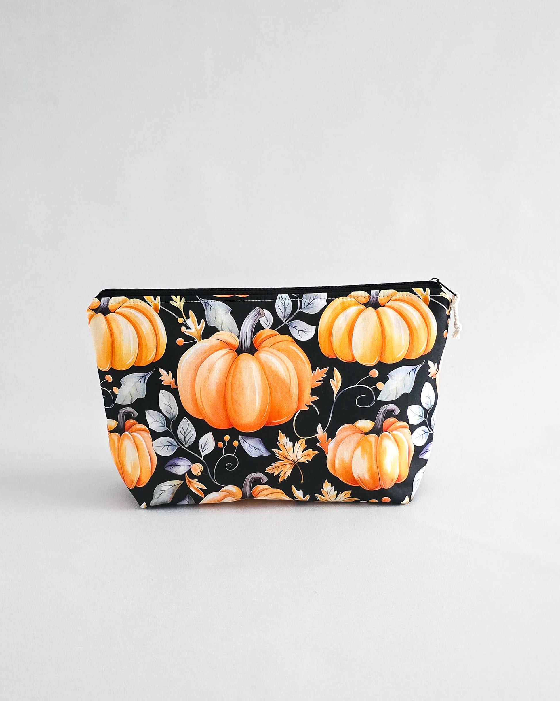 Handgemachte Projekttasche „Golden Pumpkin“ – Herbsttasche mit Kürbis-Print, Nadelgarage & Innentasche. Ideal für Strick- und Häkelprojekte.