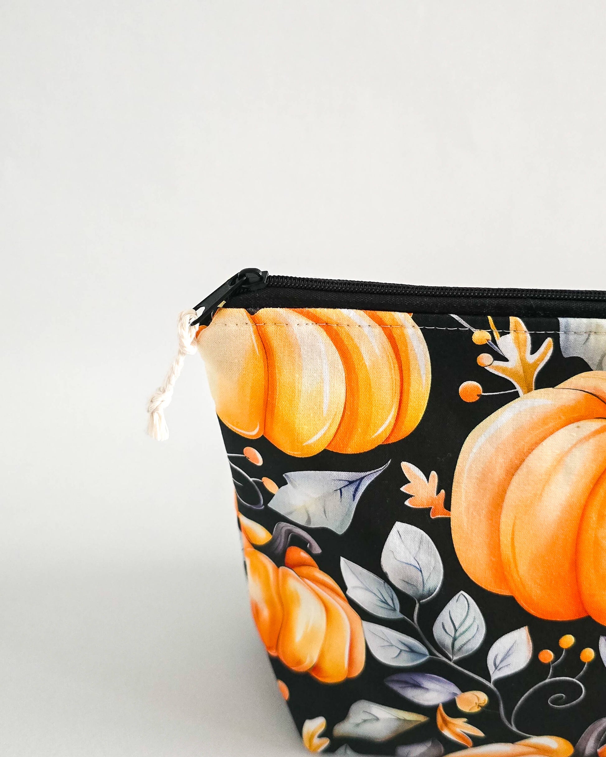 Handgemachte Projekttasche „Golden Pumpkin“ – Herbsttasche mit Kürbis-Print, Nadelgarage & Innentasche. Ideal für Strick- und Häkelprojekte.