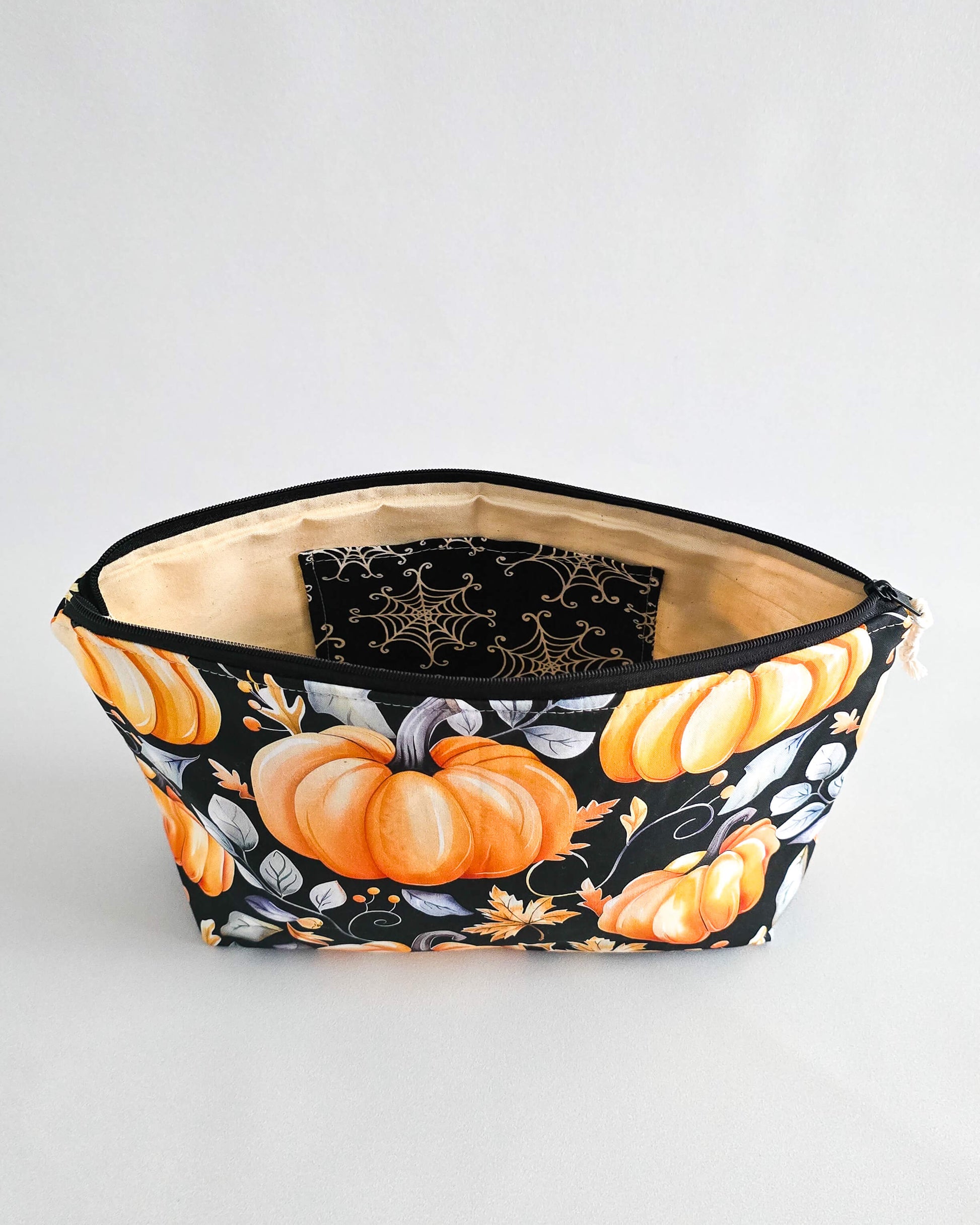 Handgemachte Projekttasche „Golden Pumpkin“ – Herbsttasche mit Kürbis-Print, Nadelgarage & Innentasche. Ideal für Strick- und Häkelprojekte.