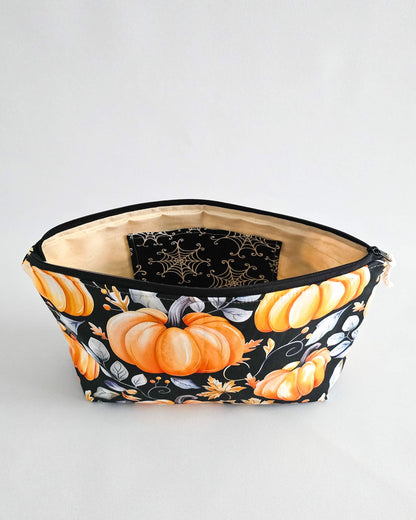 Handgemachte Projekttasche „Golden Pumpkin“ – Herbsttasche mit Kürbis-Print, Nadelgarage & Innentasche. Ideal für Strick- und Häkelprojekte.