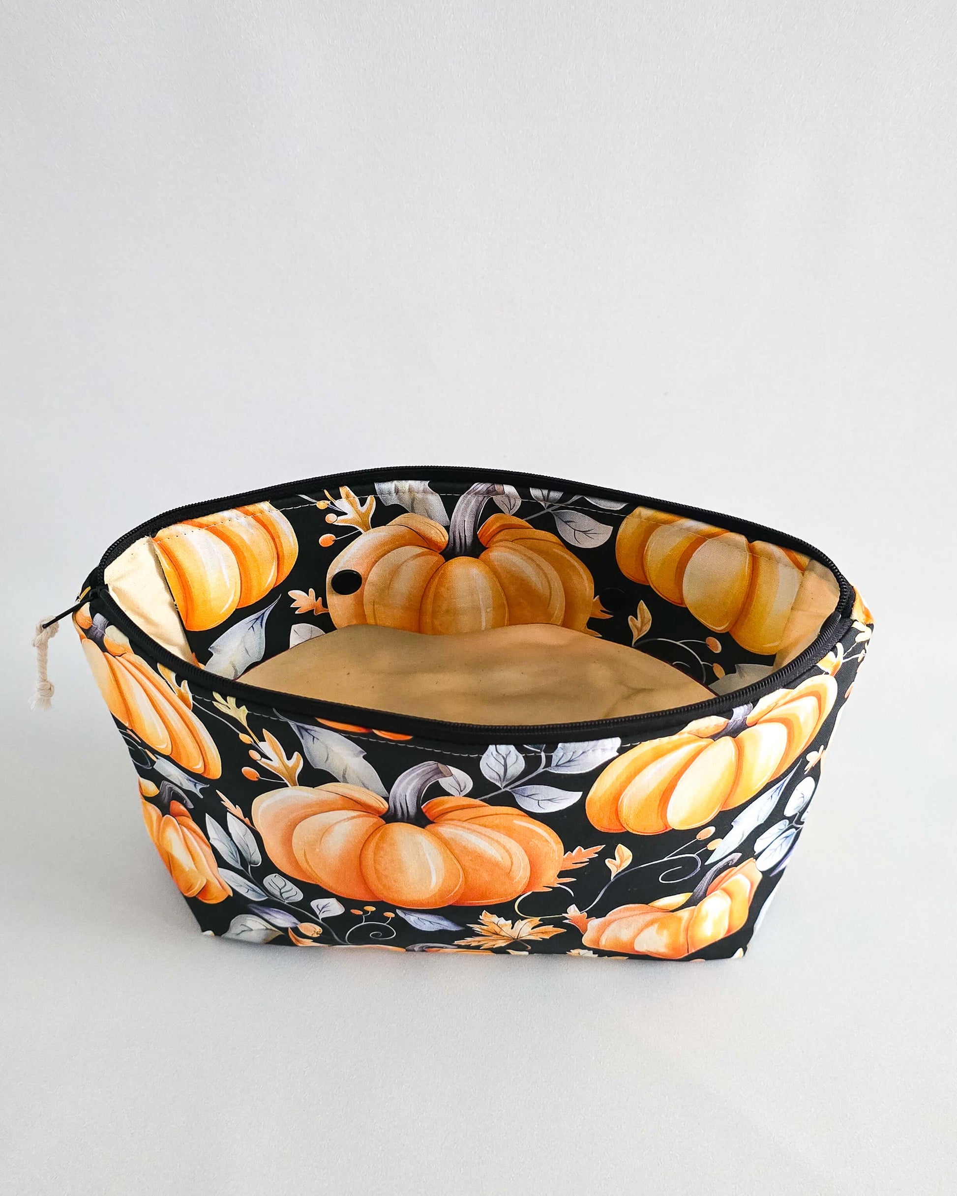 Handgemachte Projekttasche „Golden Pumpkin“ – Herbsttasche mit Kürbis-Print, Nadelgarage & Innentasche. Ideal für Strick- und Häkelprojekte.