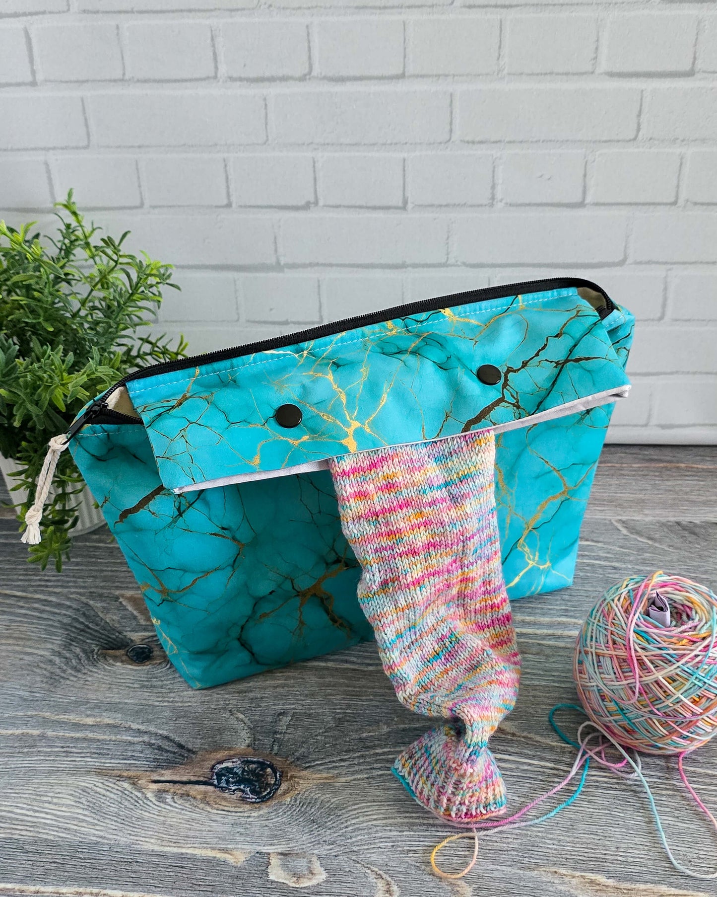 Innenfach der Strickprojekttasche mit Nadelgarage