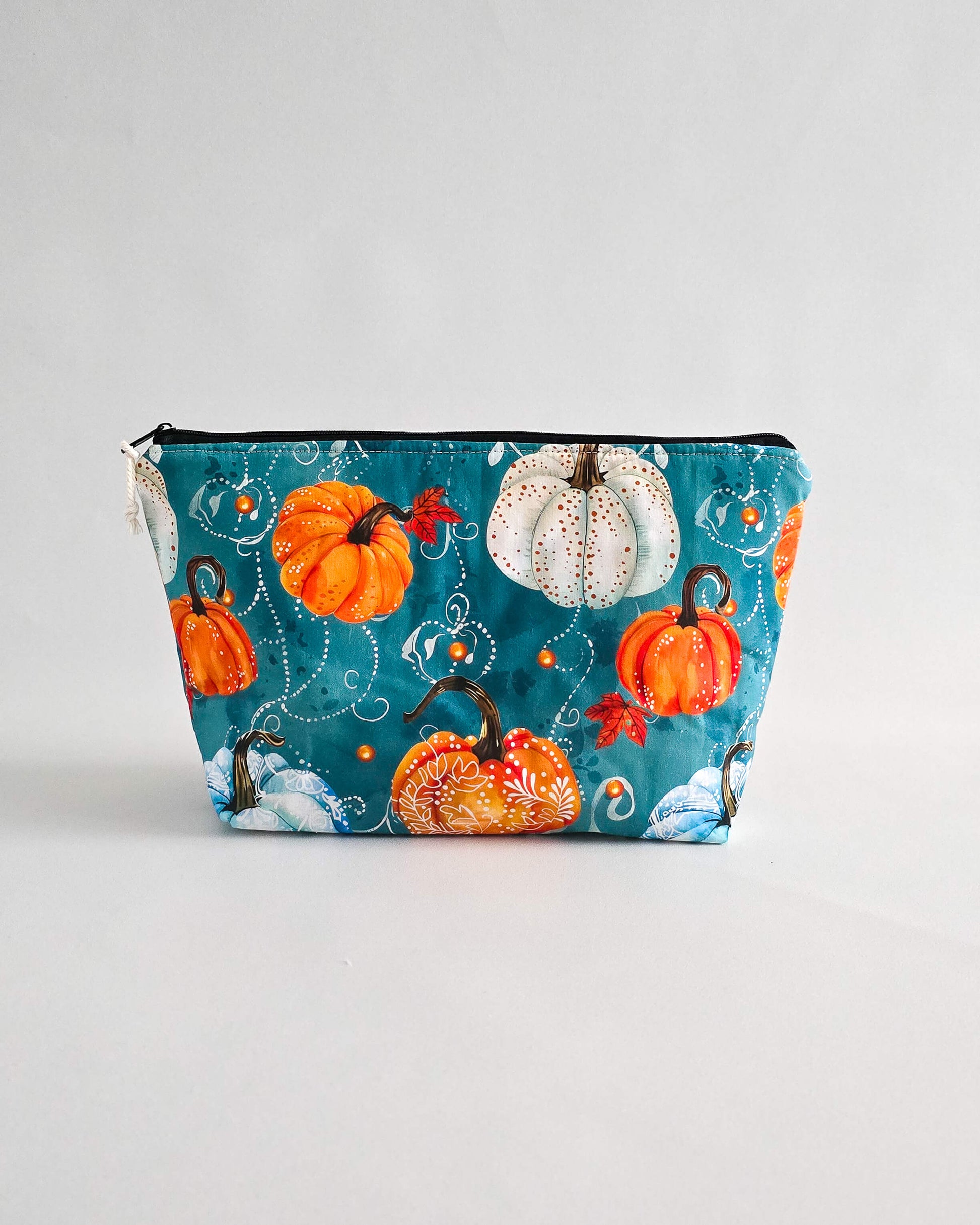 Handgemachte Projekttasche „Pumpkin Dreams“ mit Kürbisprint auf Petrol, Nadelgarage & Innentasche – Platz für 200 g Garn, ideal für Stricken & Häkeln.