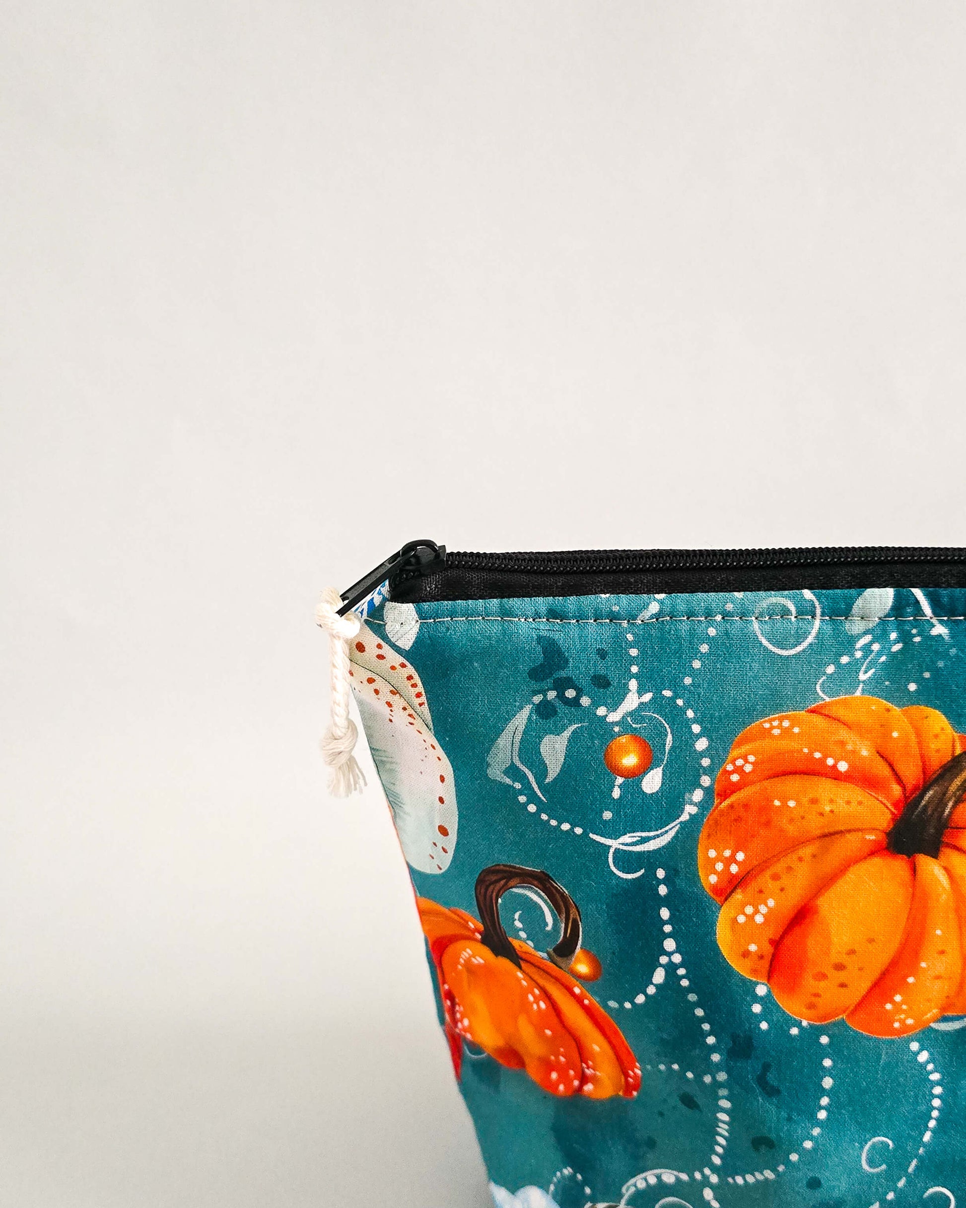Handgemachte Projekttasche „Pumpkin Dreams“ mit Kürbisprint auf Petrol, Nadelgarage & Innentasche – Platz für 200 g Garn, ideal für Stricken & Häkeln.