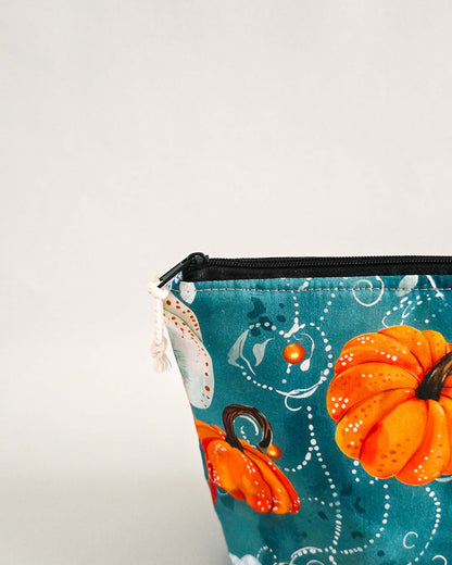 Handgemachte Projekttasche „Pumpkin Dreams“ mit Kürbisprint auf Petrol, Nadelgarage & Innentasche – Platz für 200 g Garn, ideal für Stricken & Häkeln.