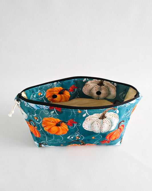 Handgemachte Projekttasche „Pumpkin Dreams“ mit Kürbisprint auf Petrol, Nadelgarage & Innentasche – Platz für 200 g Garn, ideal für Stricken & Häkeln.