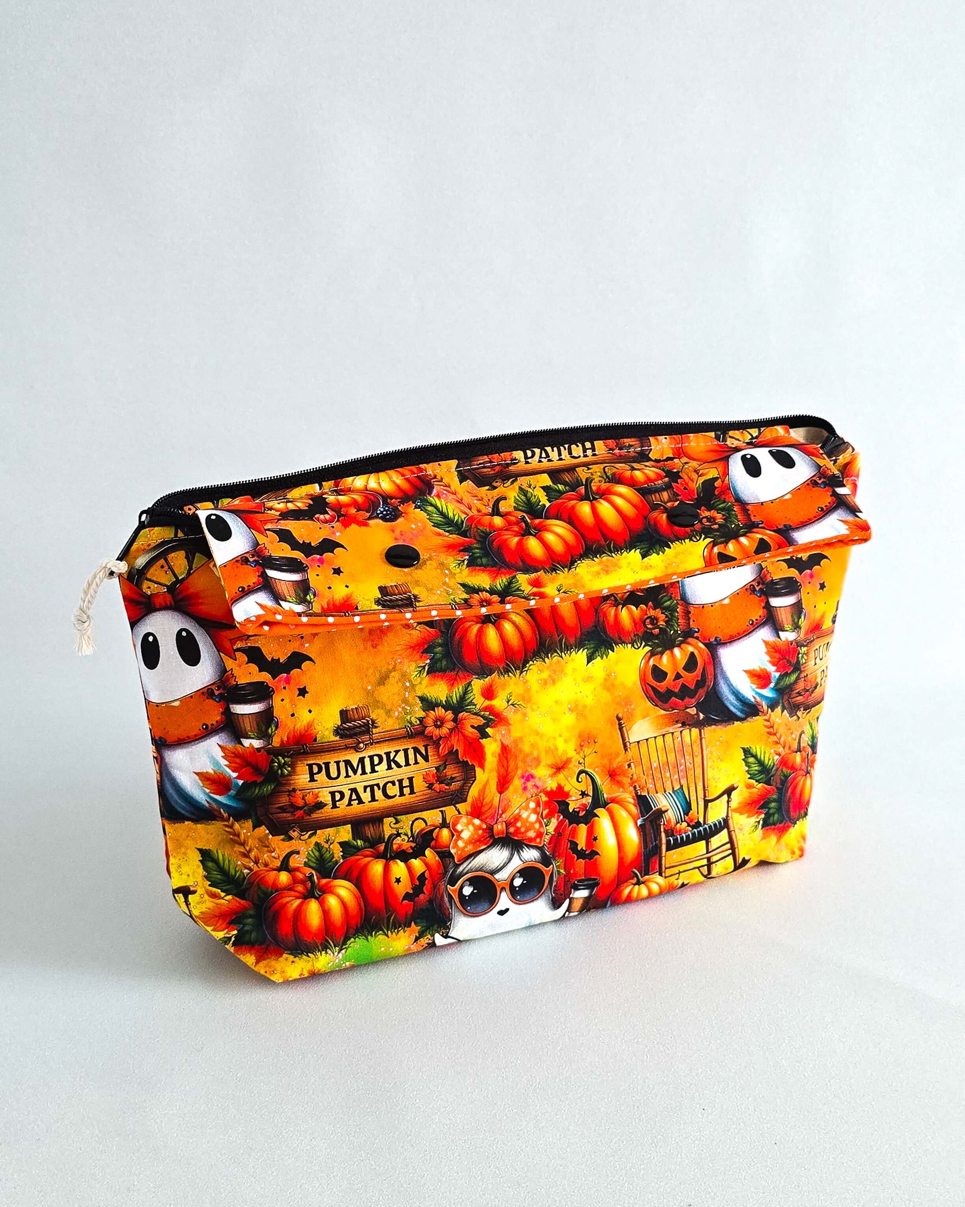 Projekttasche „Pumpkin Patch“ – Handmade Stricktasche mit Kürbis- & Geistermotiv. Mit Nadelgarage für 15 cm & 20 cm Nadelspiele & Platz für 200 g Garn.