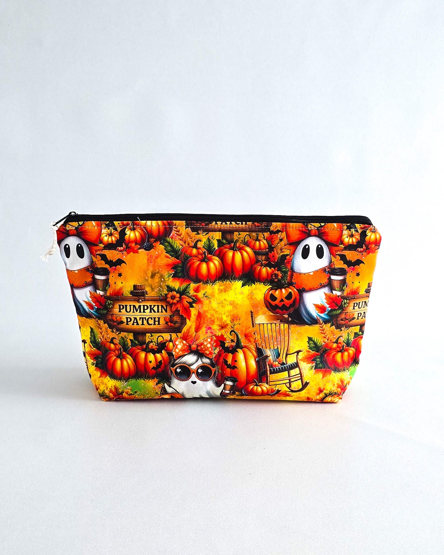 Projekttasche „Pumpkin Patch“ – Handmade Stricktasche mit Kürbis- & Geistermotiv. Mit Nadelgarage für 15 cm & 20 cm Nadelspiele & Platz für 200 g Garn.