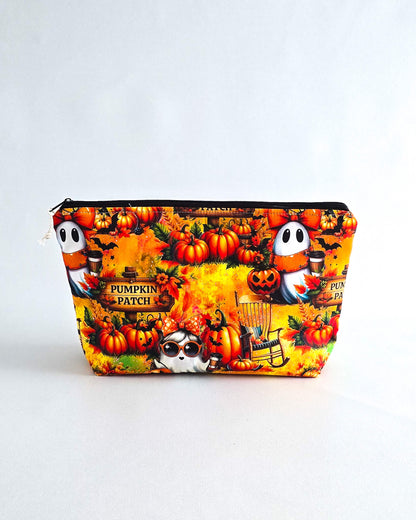 Projekttasche „Pumpkin Patch“ – Handmade Stricktasche mit Kürbis- & Geistermotiv. Mit Nadelgarage für 15 cm & 20 cm Nadelspiele & Platz für 200 g Garn.