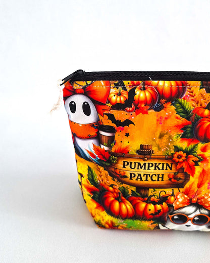 Projekttasche „Pumpkin Patch“ – Handmade Stricktasche mit Kürbis- & Geistermotiv. Mit Nadelgarage für 15 cm & 20 cm Nadelspiele & Platz für 200 g Garn.